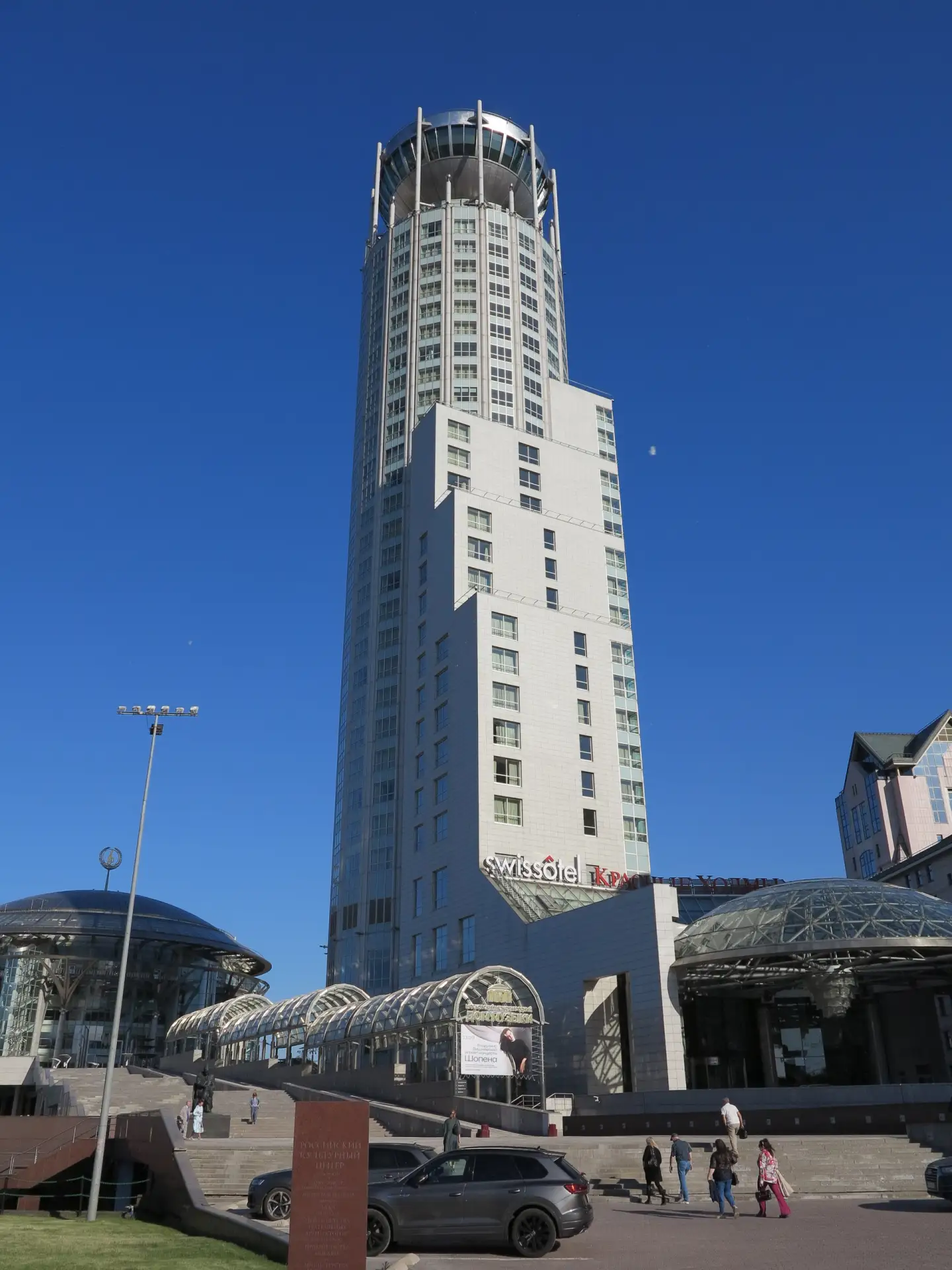 На фотографиях запечатлено 165-метровое здание отеля «Swissotel Красные Холмы» (Москва).