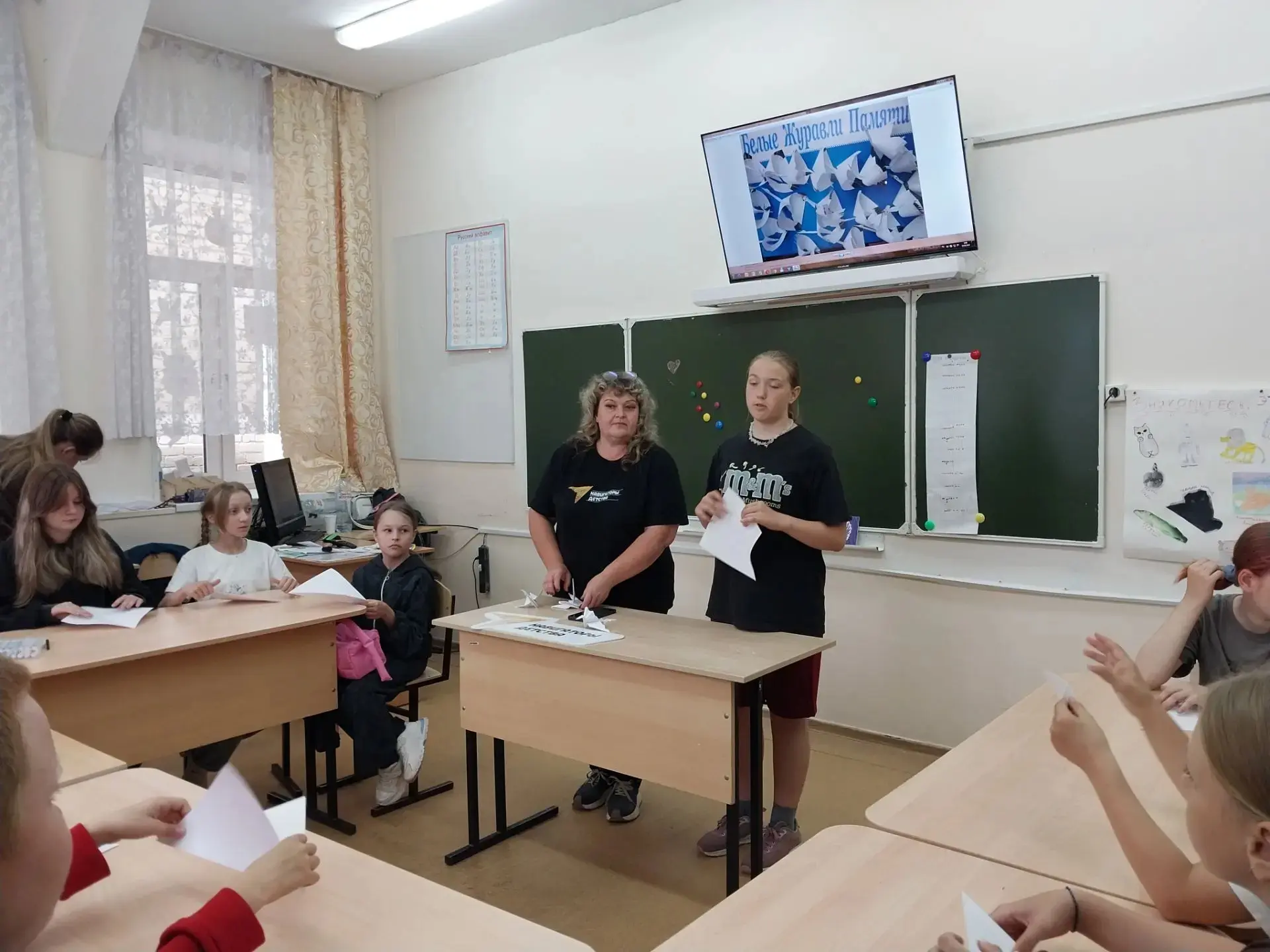 🎗Сегодня в школьном лагере «Радужное лето» прошел патриотический мастер-класс ко Дню памяти и скорб
