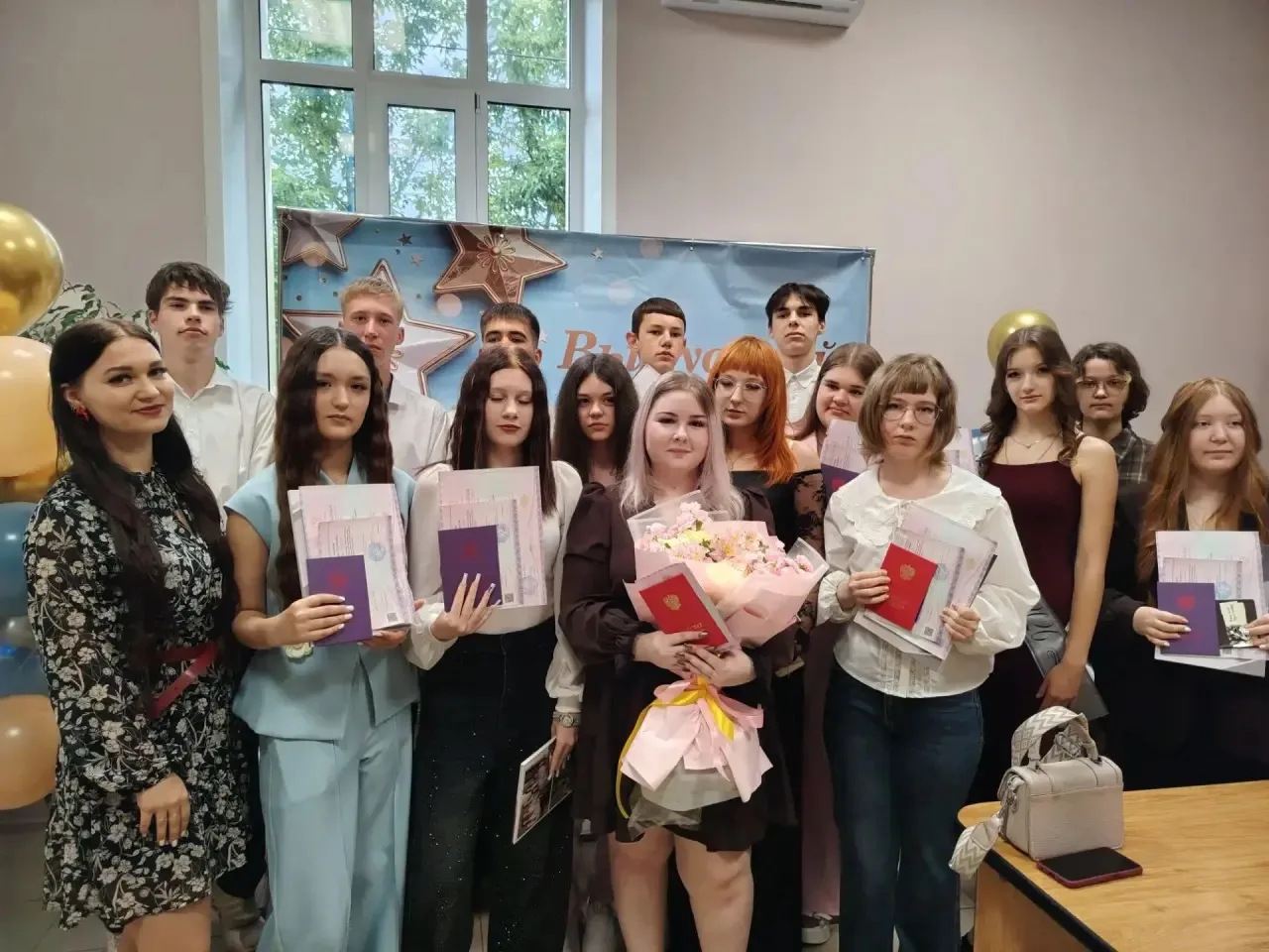 В нашей школе праздник — вручение аттестатов выпускникам 9-х и 11-х классов! Позади прекрасные годы 