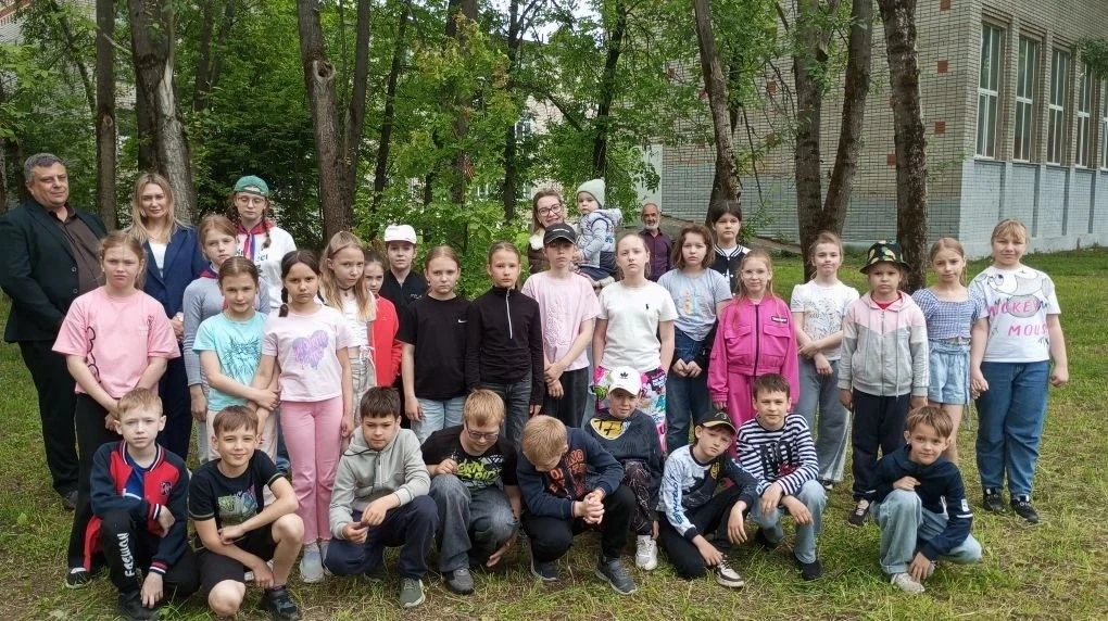 Теперь в нашем пришкольном парке будет жить дубок. 🌳