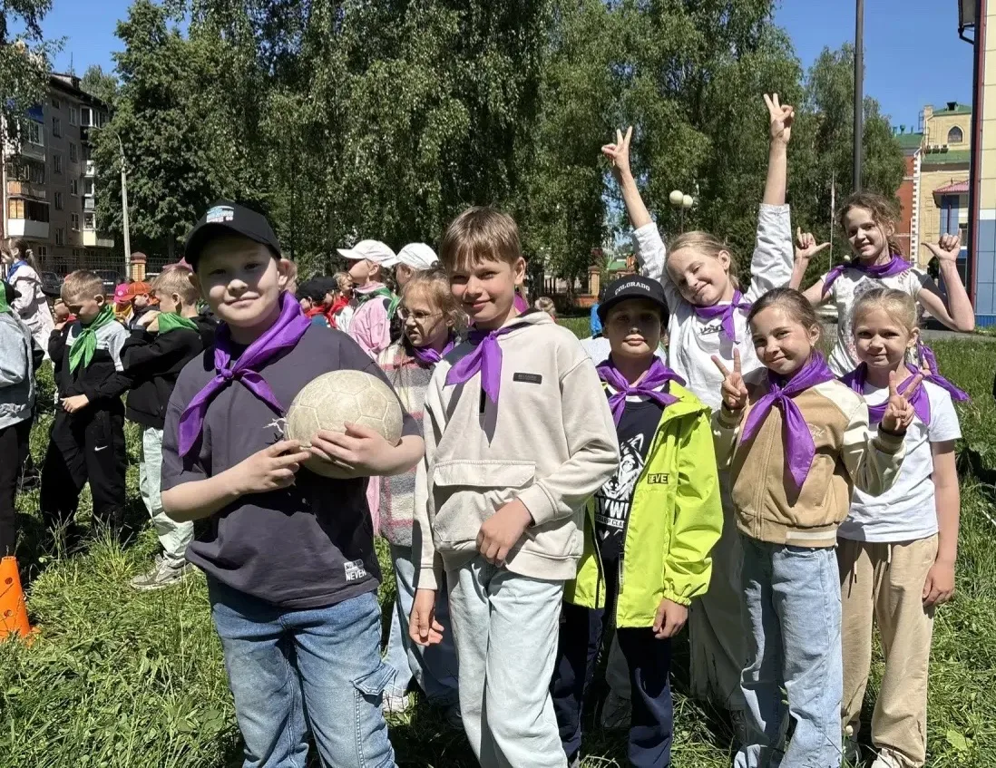 Что же интересного происходит в лагере? 

Вчера начались кружки 🤓. Расскажем по порядку: 
🔸 на кру