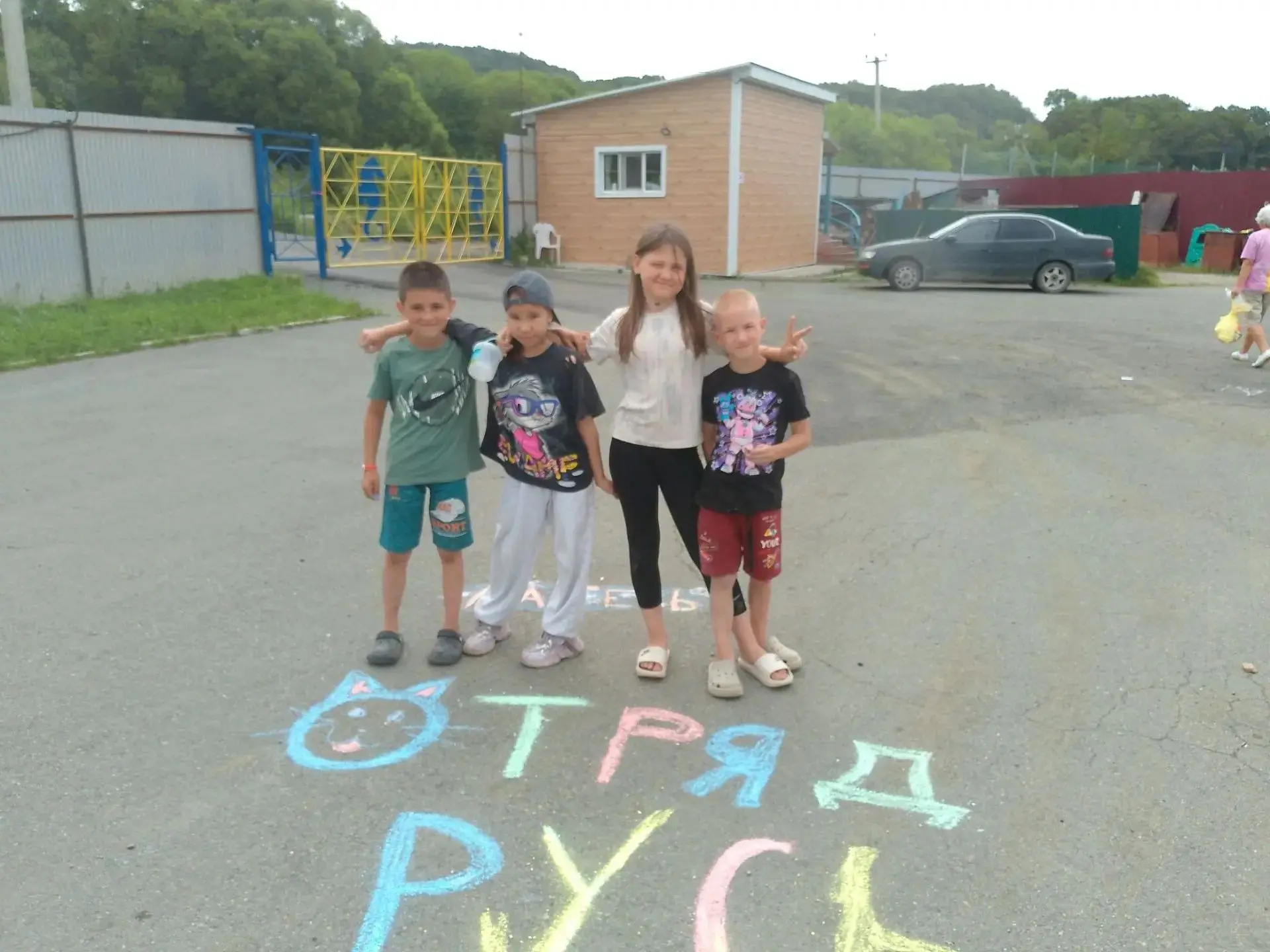 Солнце, цвет и творчество: искусство рисования на асфальте в летнем лагере