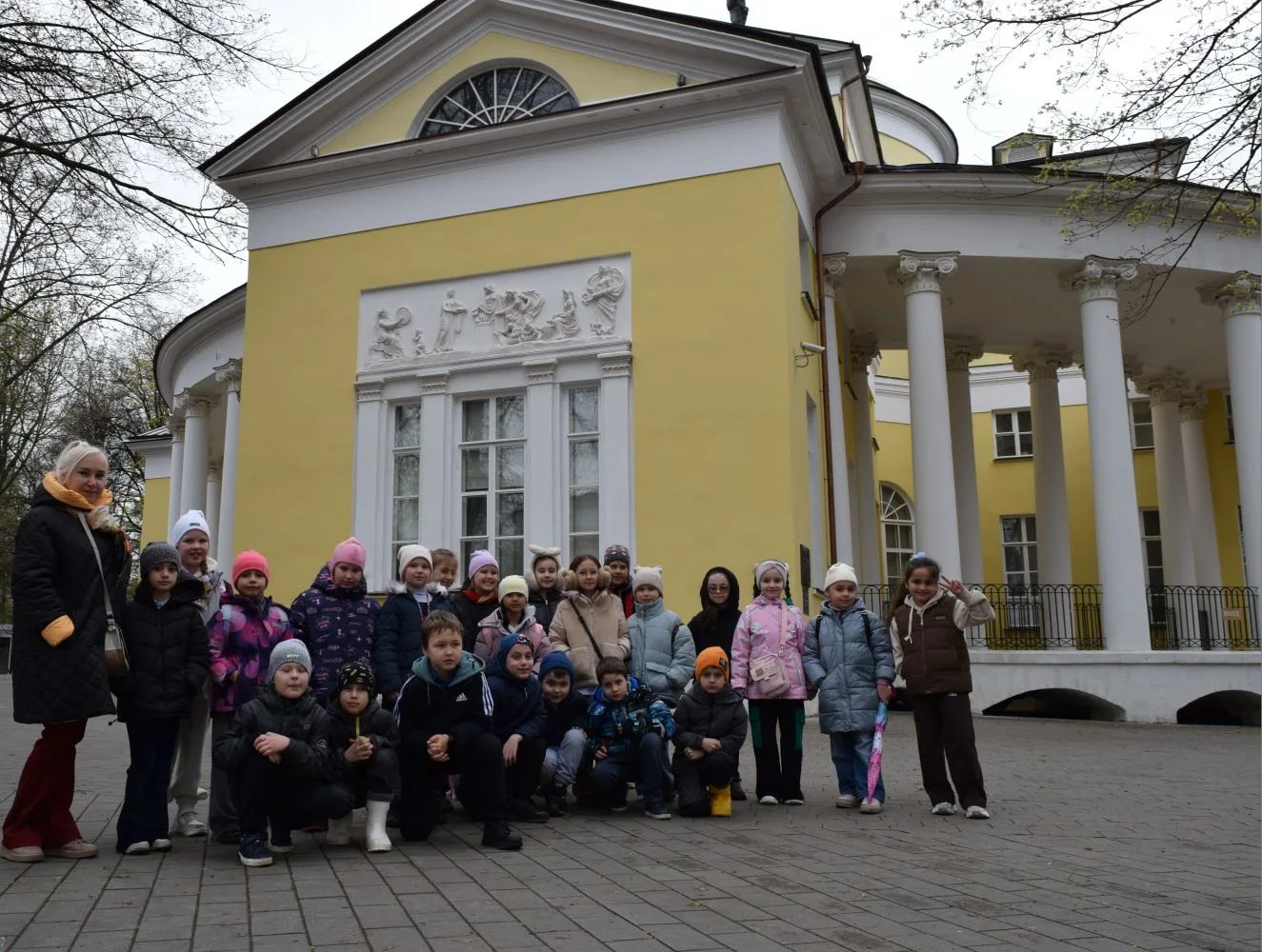 🏰 Не просто экскурсия, а путешествие в сказку!  23 апреля ученики 1 «Б» класса отправились в усадьбу