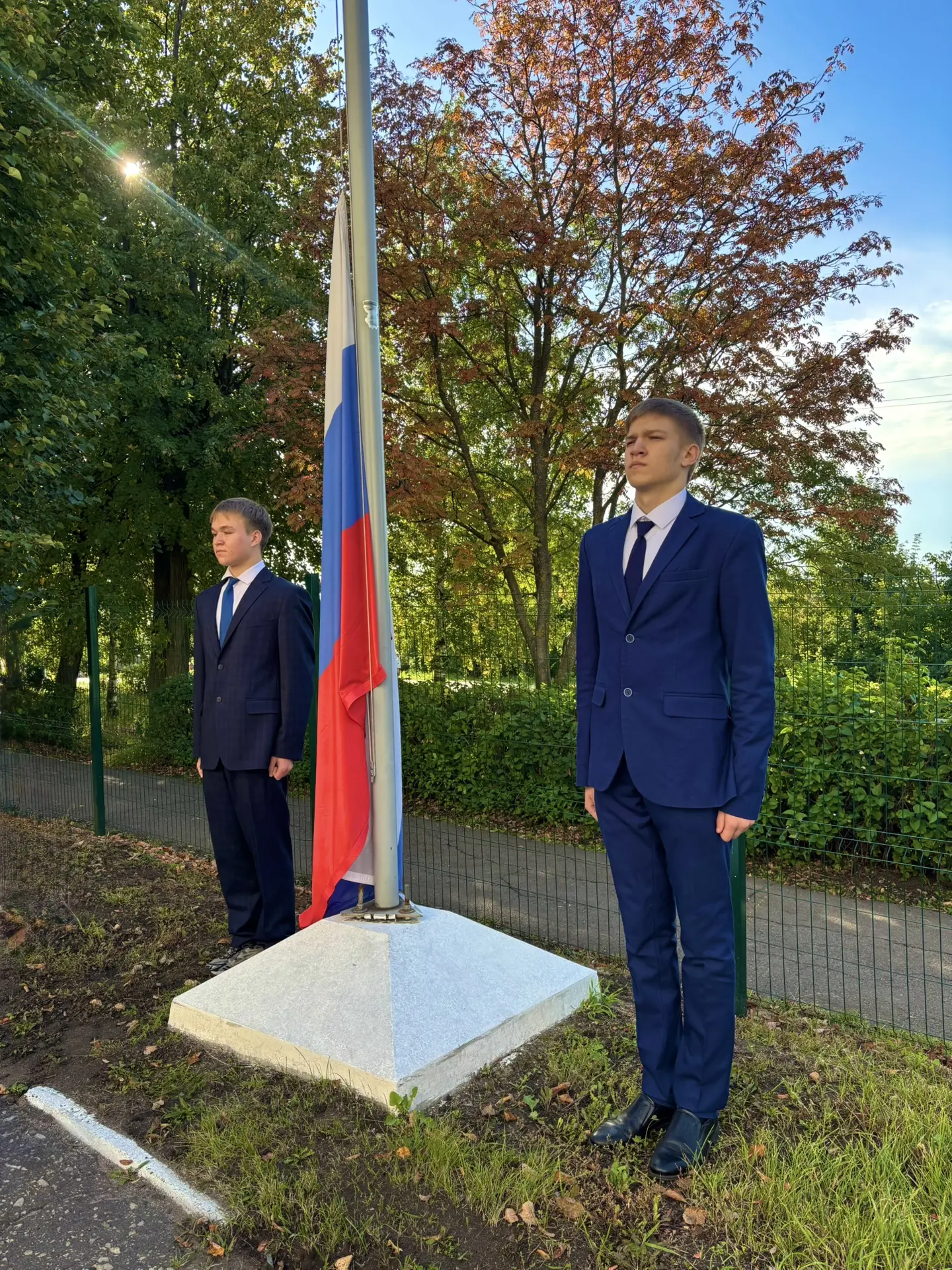 🇷🇺Учебная неделя по традиции началась с поднятия флага Российской Федерации и исполне...
