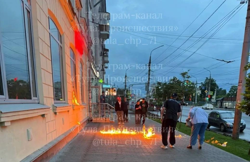 За один вечер в двух банковских офисах Тулы произошли пожары

Первый пожар случился в офисе «Сбера» 
