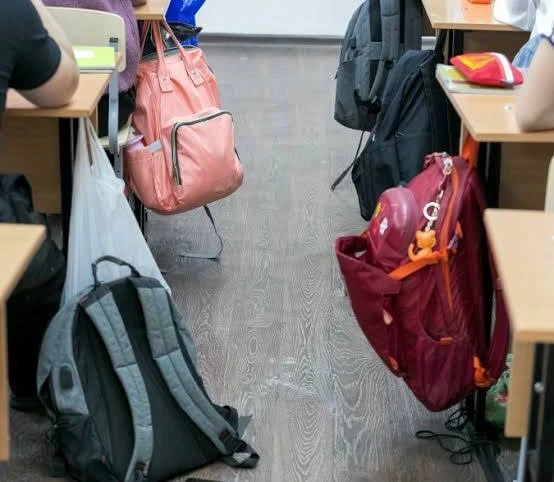 🎒Родители могут обратиться в Роспотребнадзор из-за тяжелого рюкзака ребенка, сообщает ...
