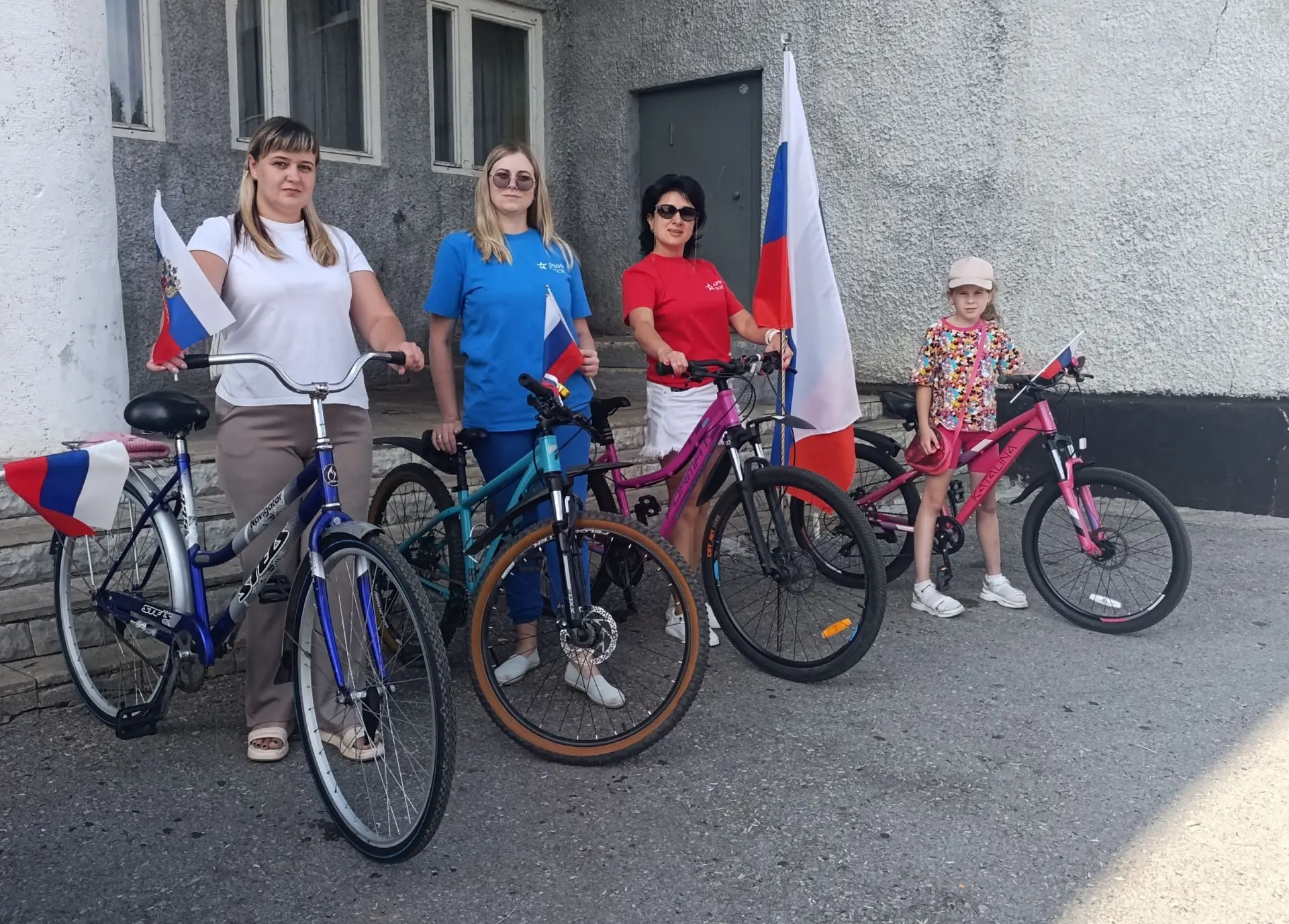 🇷🇺🚴Сила в движении и единстве: наши сотрудники на велопробеге ко Дню флага!