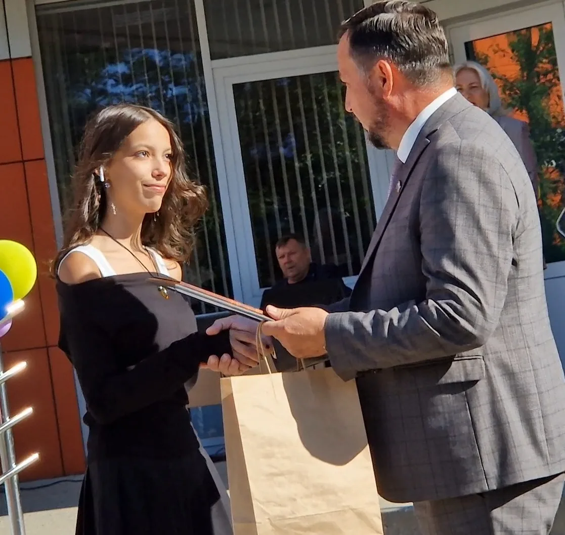 💐 На торжественной линейке, посвящённой началу нового учебного года, мэр Невельского м...