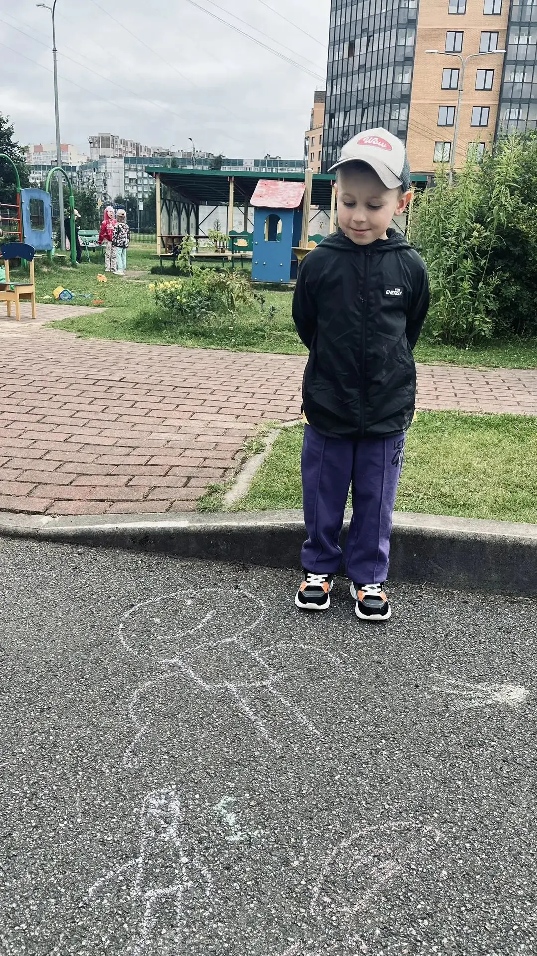 Средние группы.
Игры на асфальте.🌈 
Чем занять компанию ребятишек во дворе, в детском саду, в школь