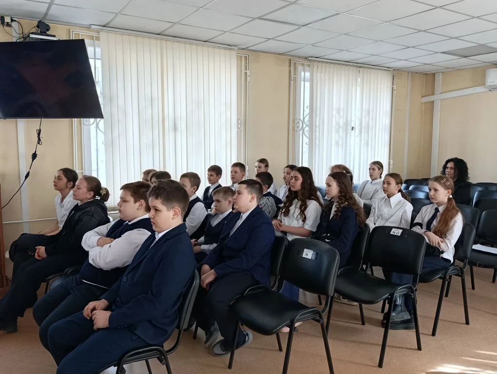 Ученики 5Д класса посетили Свердловский районный суд. Ребятам не только показали здание суда, но и п