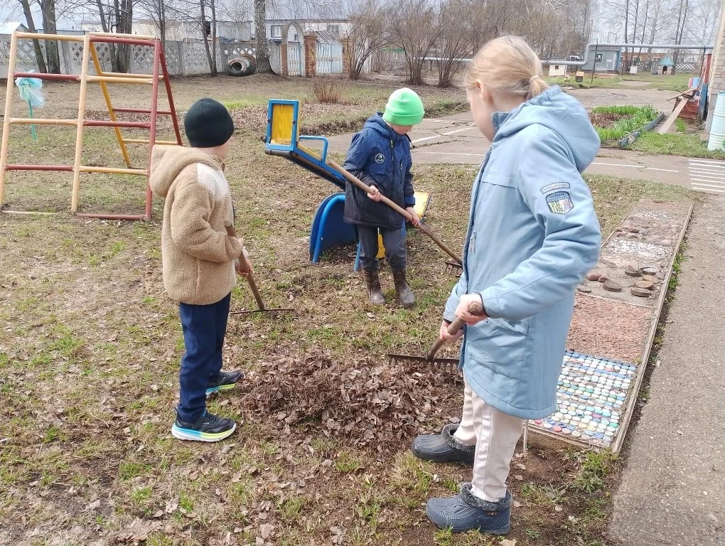 В рамках экологического месячника ребята отправились с важной миссией в гости к соседям...