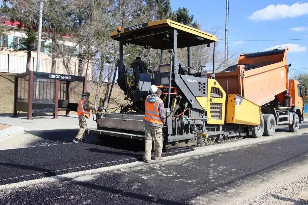 🚧 В Свободном начали укладывать асфальт на ул. Кооперативной  В городе продолжается ремонт дорожной 