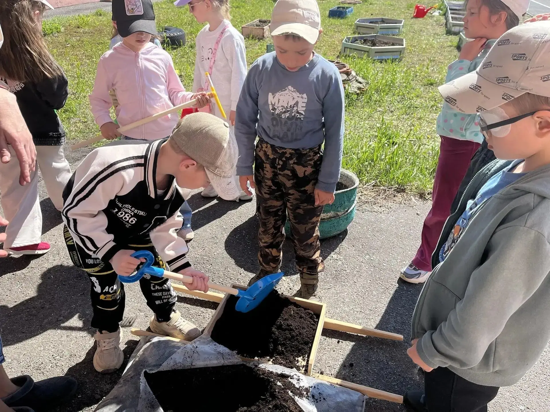 🌱 Наш огород растёт: из окна — на участок! 🌱Ура! У наших «АгроДеток» — большой шаг вп...