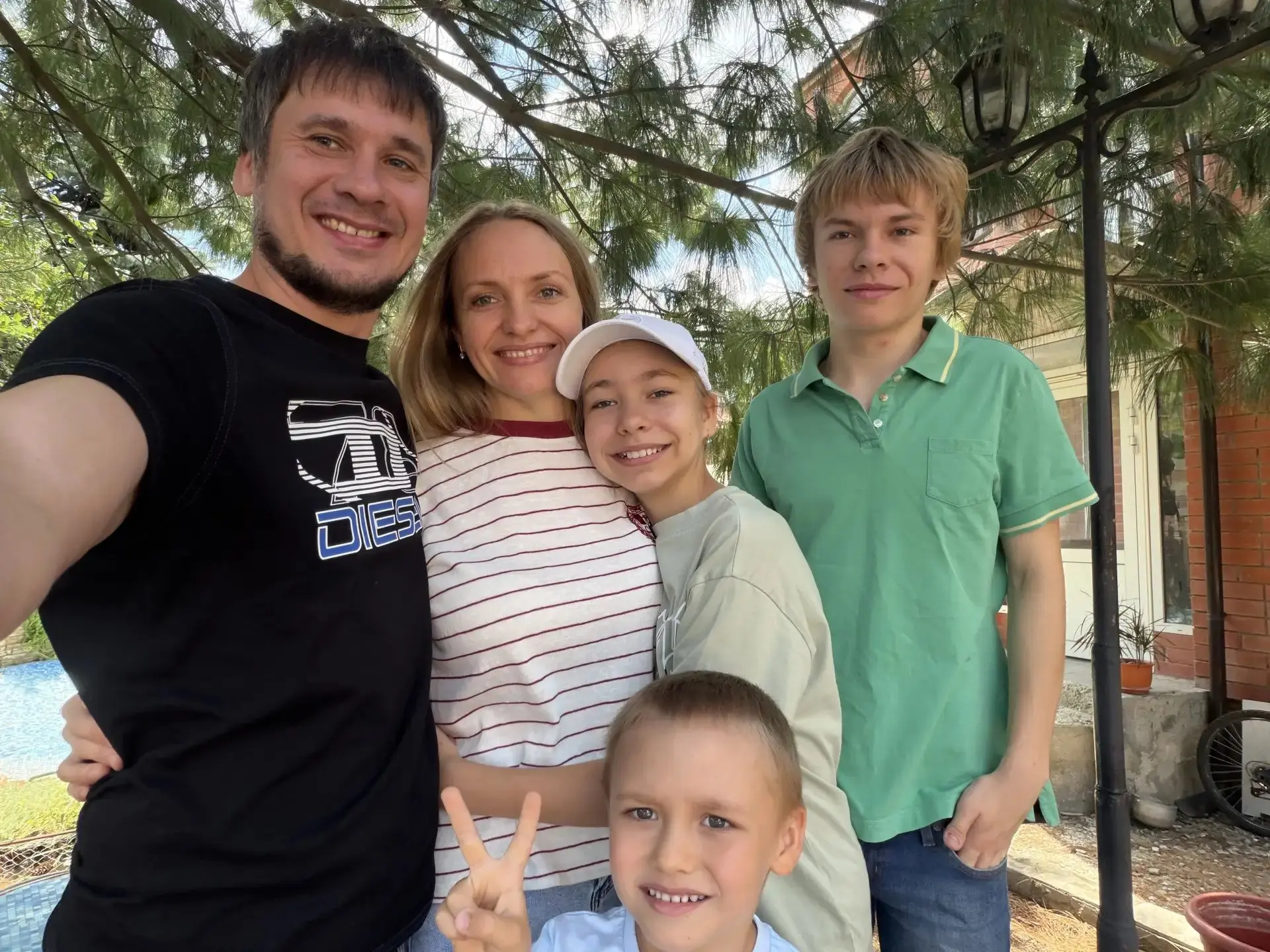 Фото-челлендж "Семейный кадр".

Корнияш Руслан🥰

#МАДОУМОгКраснодарДетскийсад66 #ДеньЛюбвиСемьиИвер