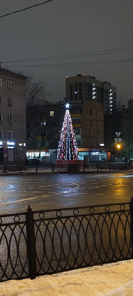 Метро Перово. 5 марта. Интересно, до июня достоит ёлочка?