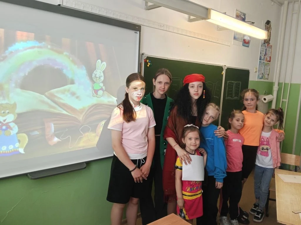 Солнышко щекочет ресницы, птицы поют лагерные песни, а мы, обитатели пришкольного лагер...