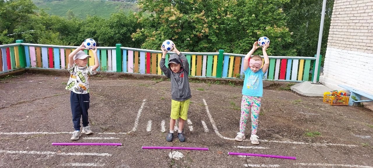 Утро начинается с зарядки! 🌞
Каждое утро в нашем детском саду начинается с зарядки, которая позволя