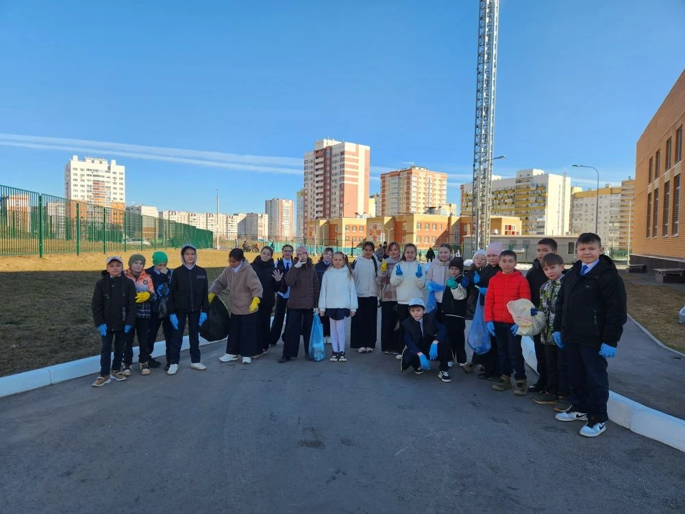 Субботник в лицее: вместе делаем мир чище!  Сегодня в лицее царит особая атмосфера — здесь даже самы