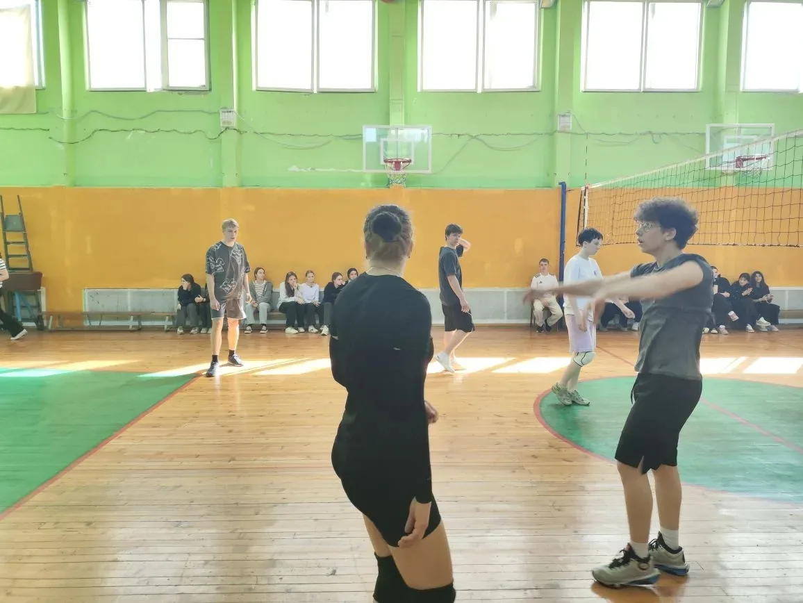 В нашей школе прошел волейбольный «Турнир четырех», посвященный великому празднику — Дню Победы! 🏐🇷🇺