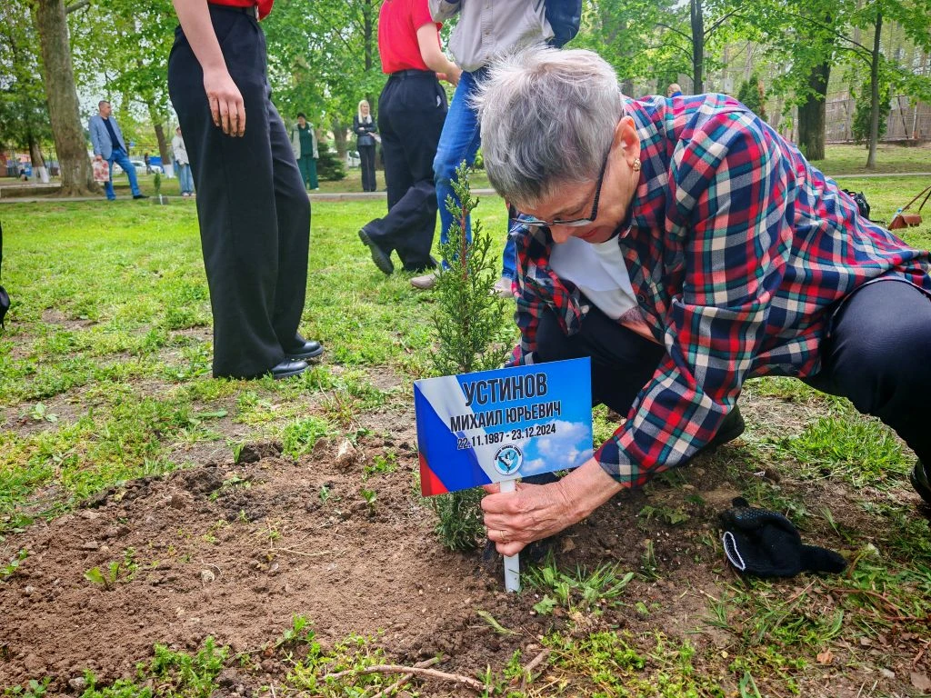 В школе №4 им. В.М. Евскина почтили память героя-выпускника: открытие Парты, мемориальной доски, Алл