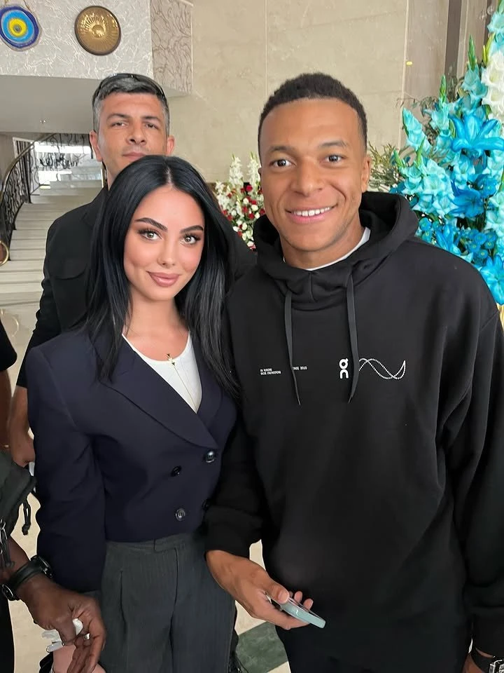 Килиан Мбаппе с фанаткой 📸