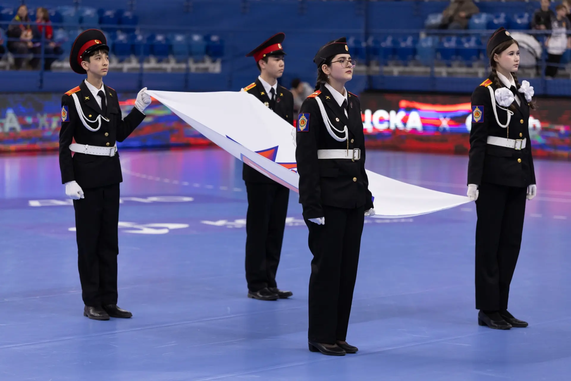 КАДЕТЫ - ЗНАМЕНОСЦЫ 🇷🇺  Наши кадеты продолжают посещать спортивные матчи! 👏  23 апреля состоялся мат