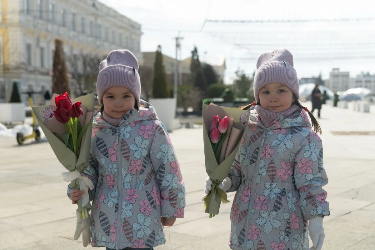 Яркие эмоции и приятные впечатления сегодня дарили всем ставропольчанкам на Александровской площади.