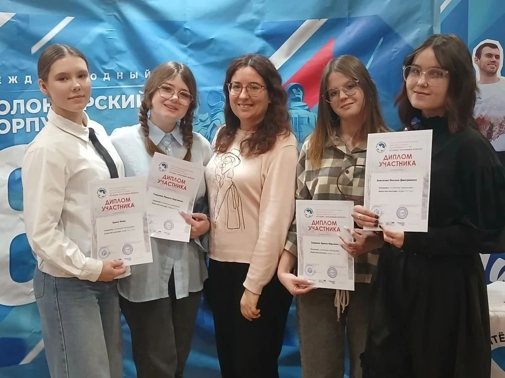 Фраза «Сила в единстве» — это известный лозунг, который говорит о том, что вместе люди могут добитьс