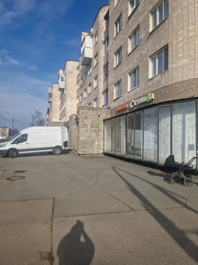 Прогуливаясь, увидел, что шаверма Стрекоза в спортивном… съезжает. На площади закрылись давно, вот и