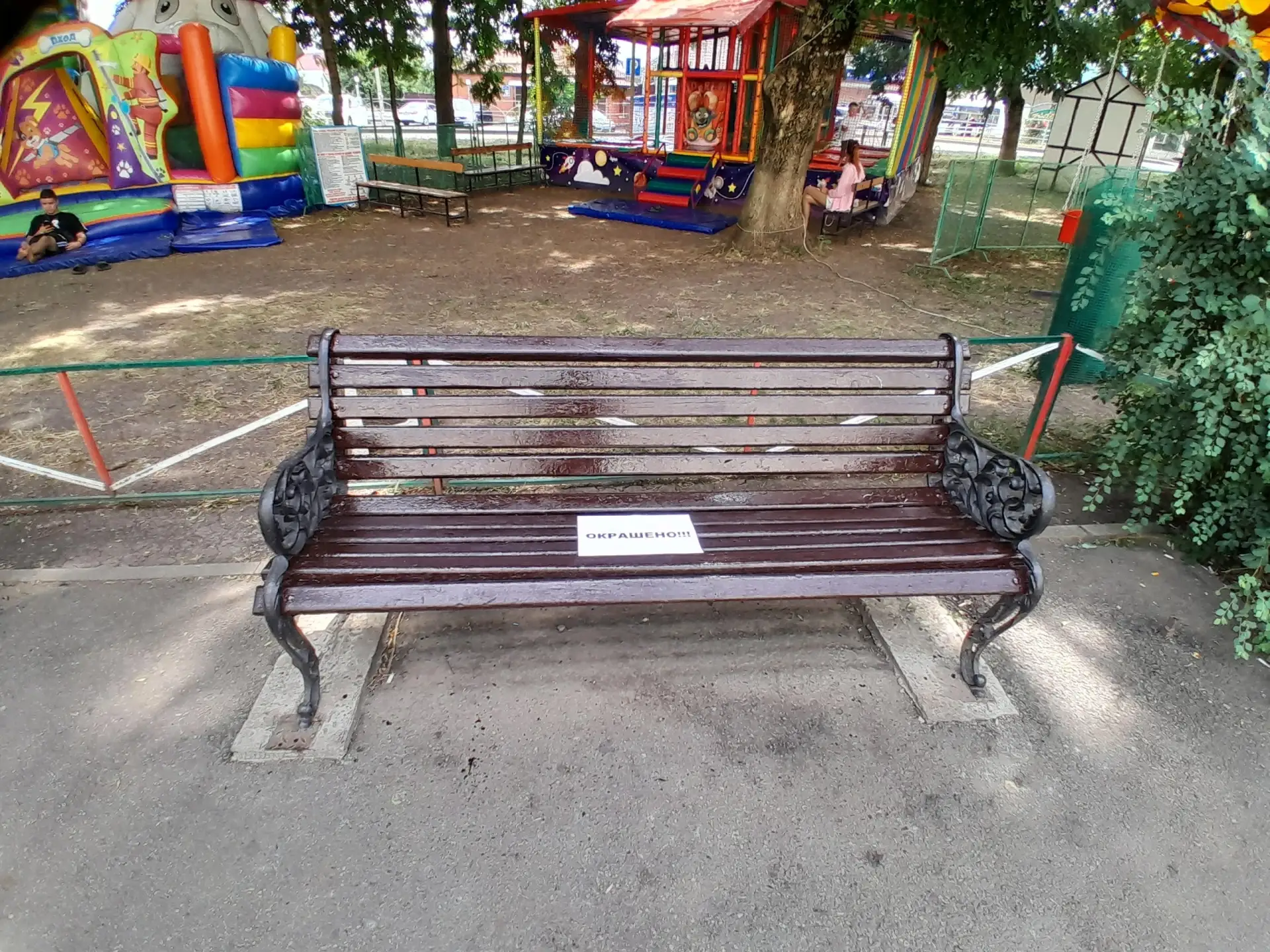 В начале аллеи Ласточек красят скамейки, будьте осторожны