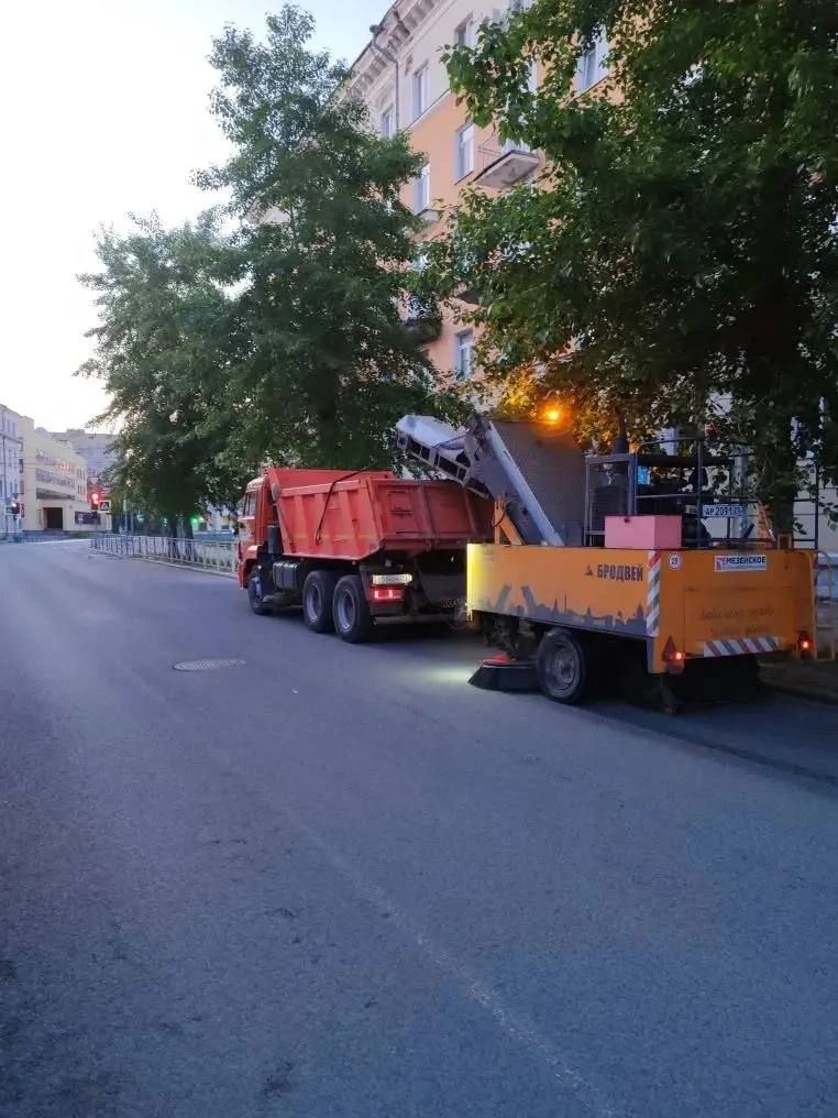 🚜 В ночную смену продолжились работы по содержанию улично-дорожной сети Архангельска. ...