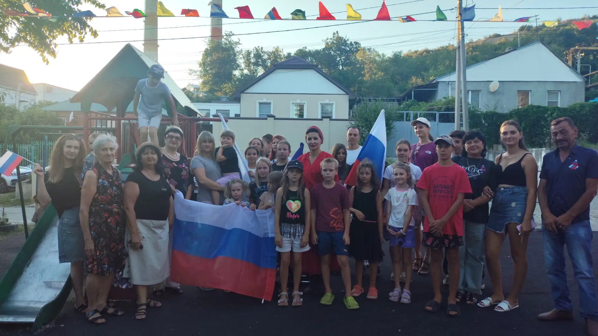 Праздник во дворе Шесхариса: отметили День флага ярко и дружно