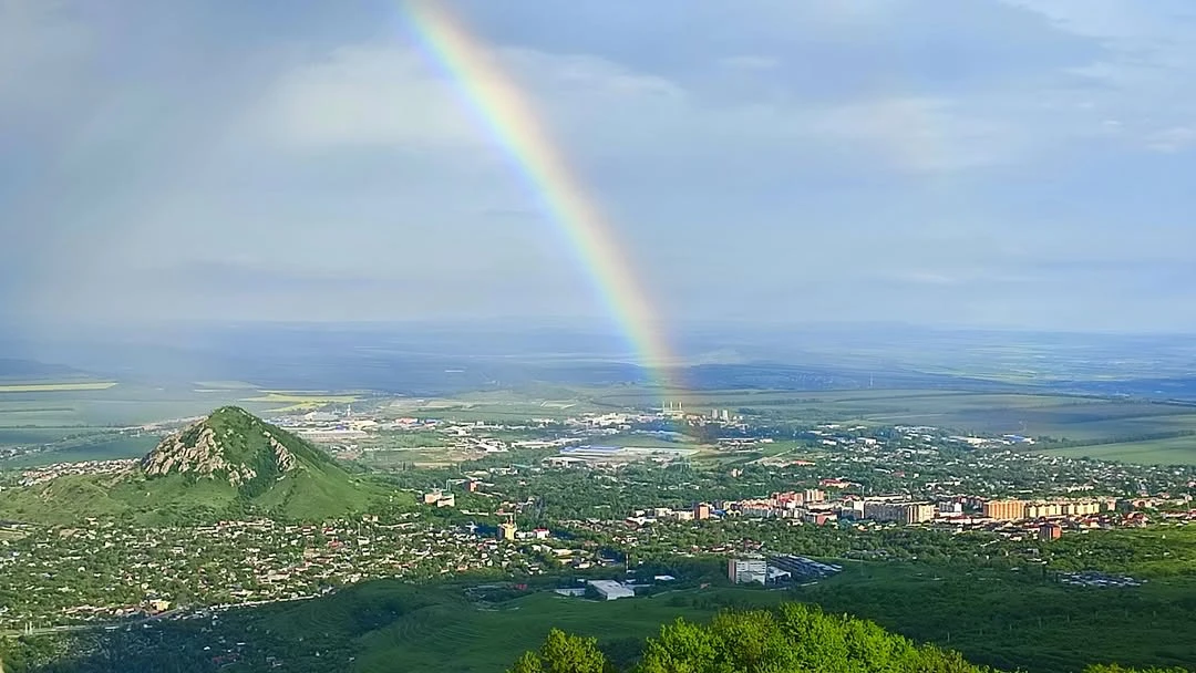 Снимки и комментарий фотографа Елены Брежицкой:  Сегодня в шесть утра роскошная радуга с вершины Беш