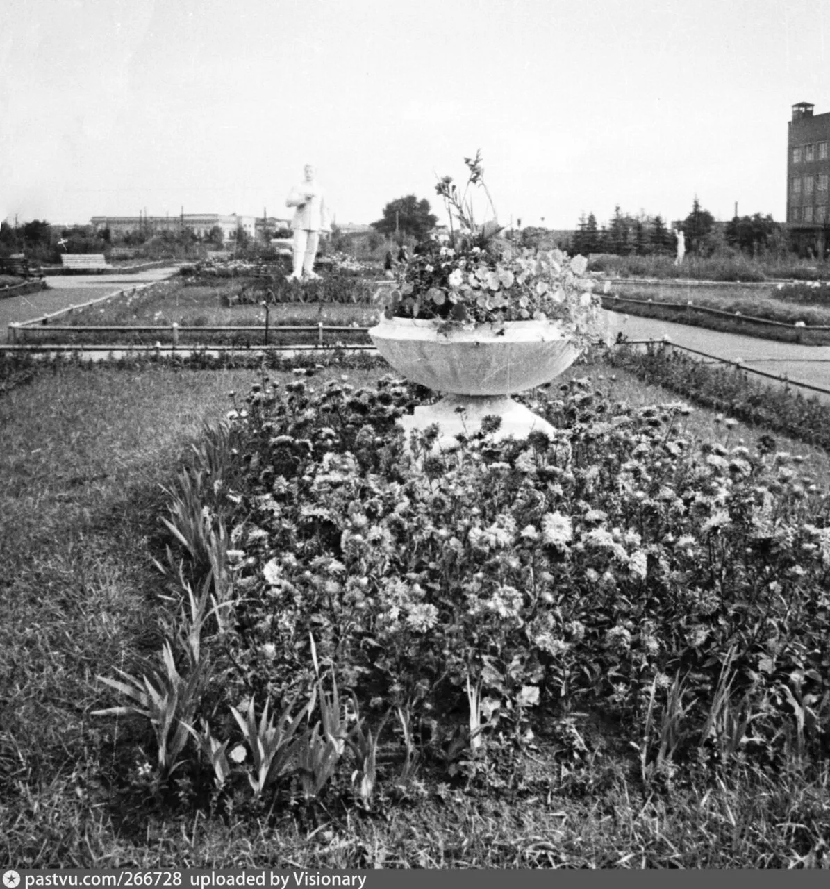 МАИ в конце 1940-х. Центральная площадь института.