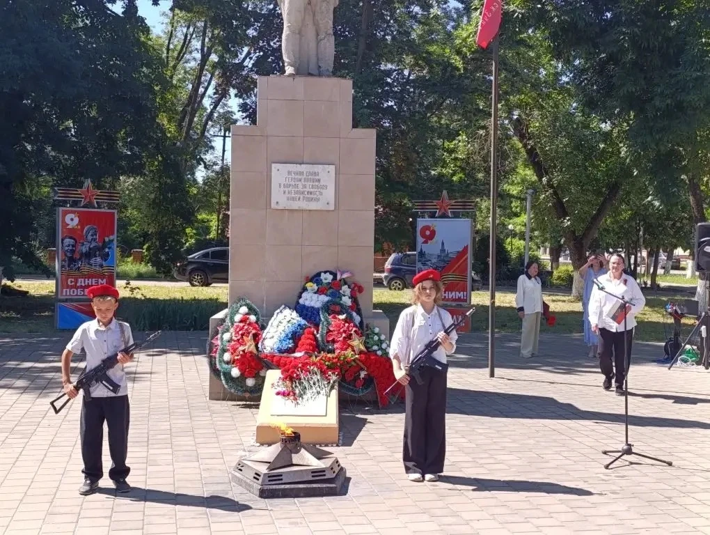 Учащиеся нашей школы приняли участие в митинге, посвящённом Дню памяти и скорби 22 июня. 🕊️

В рамк