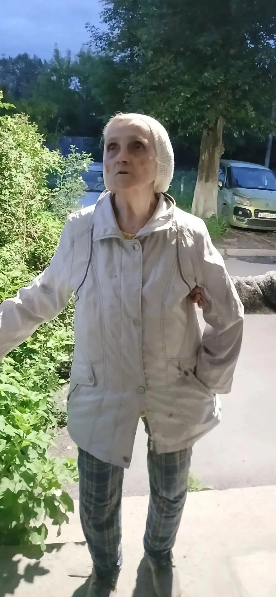 Потерялась бабушка,  42 дом латвийская  89521653747 не помнит где живёт.