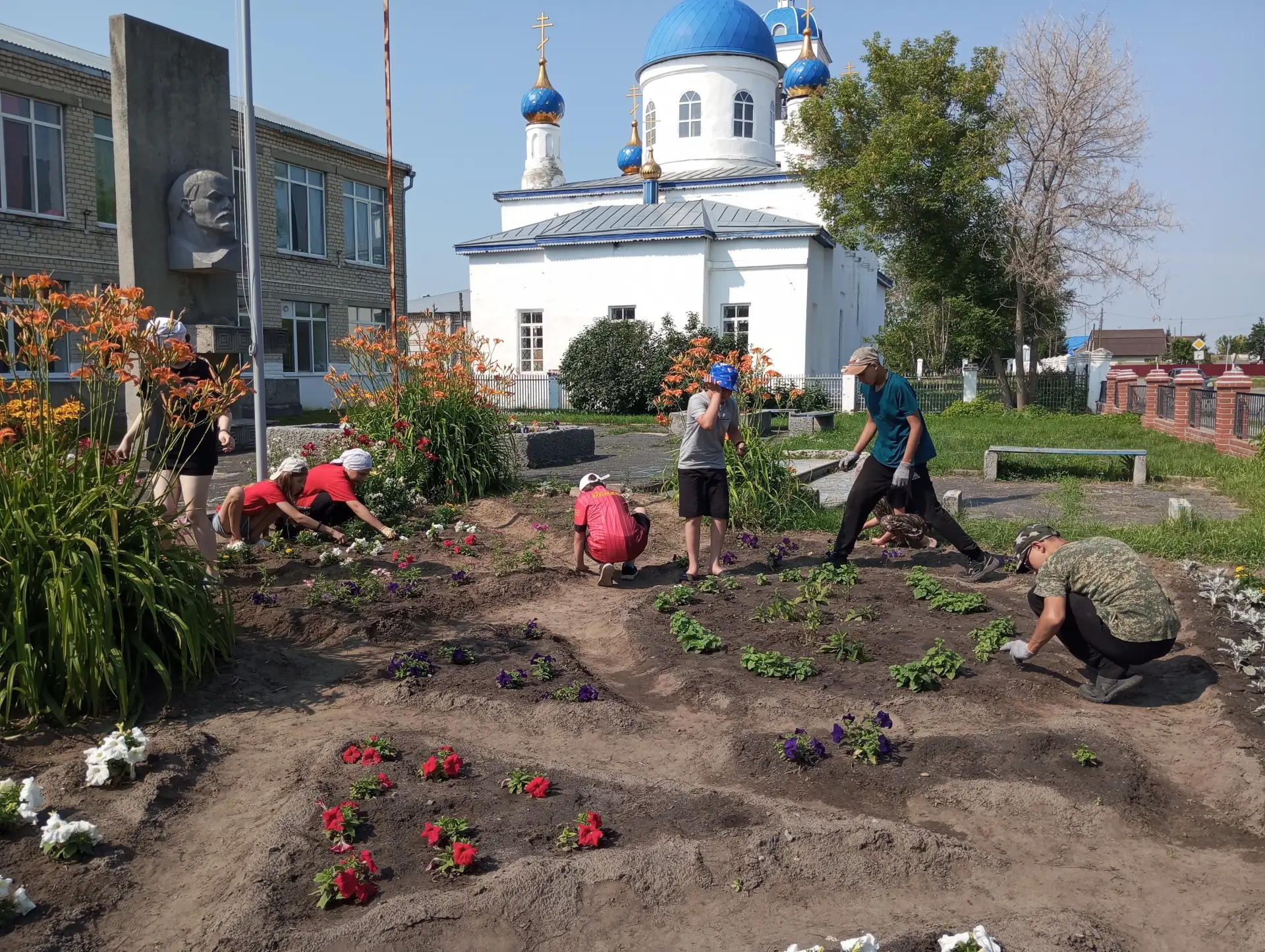 В МАОУ Слобода - Бешкильской      СОШ на пришкольном участке  проходят летнюю практику учащиеся 5-8х