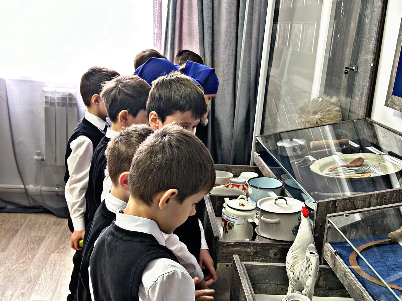 Сегодня учащиеся 1 «А» класса вместе со своим классным руководителем Айзой Догаевной посетили школьн