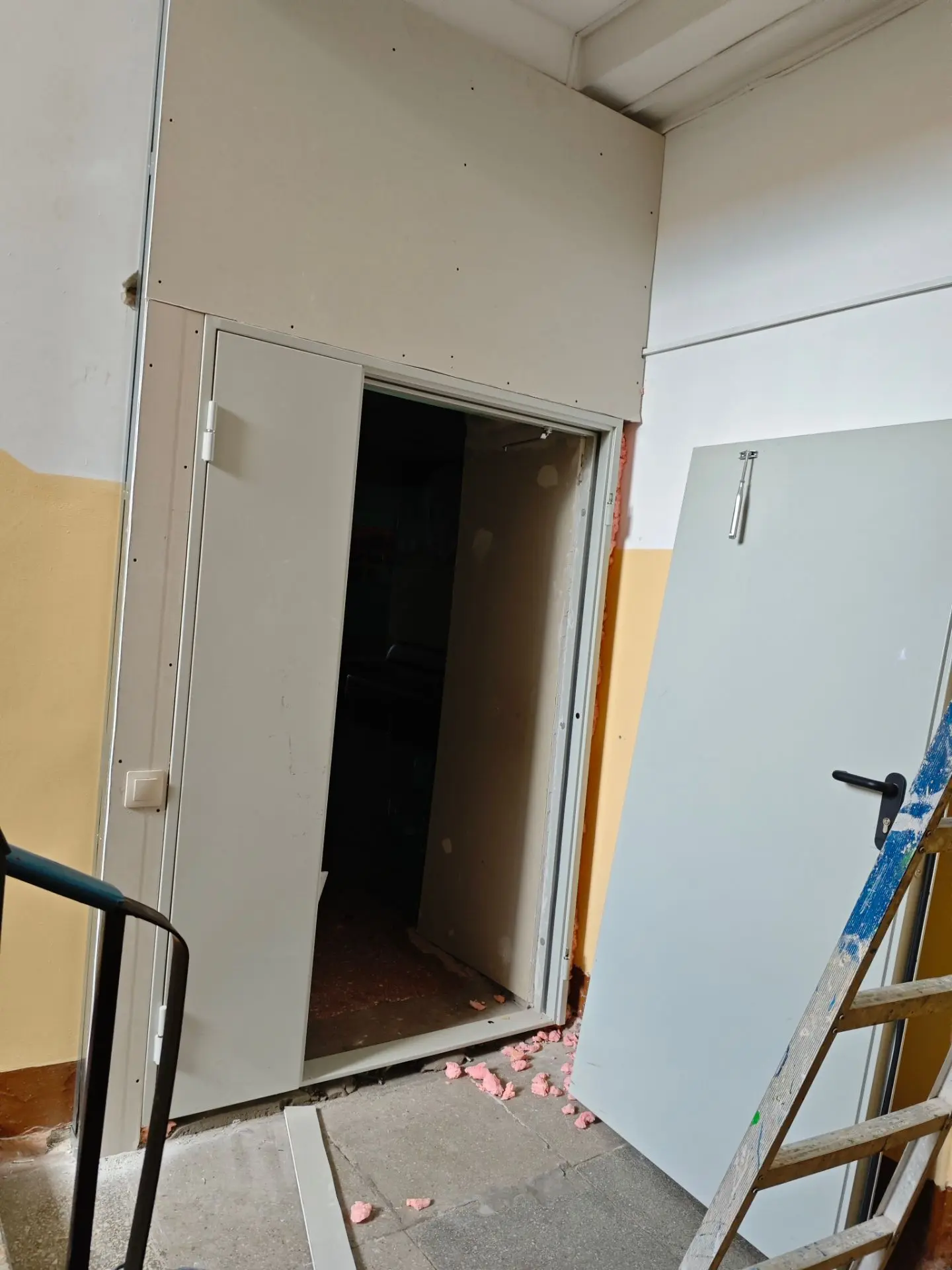 Продолжаем ремонт в школе!! Заменена часть  дверей на противопожарные с рекреаций на лестничные клет