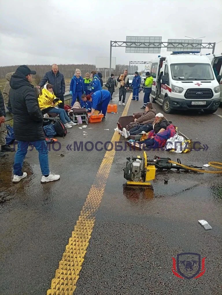 СРОЧНО! Спасатели ликвидируют последствия ДТП с участием легковушки и автобуса, в котором находились