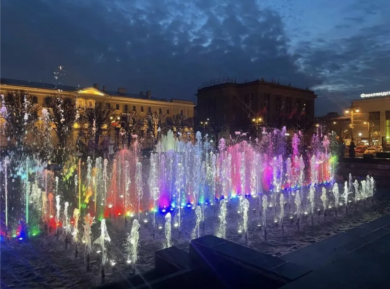 Светомузыкальные фонтаны! 

💦Светомузыкальный фонтан в Петергофе на Торговой площади!
График работы