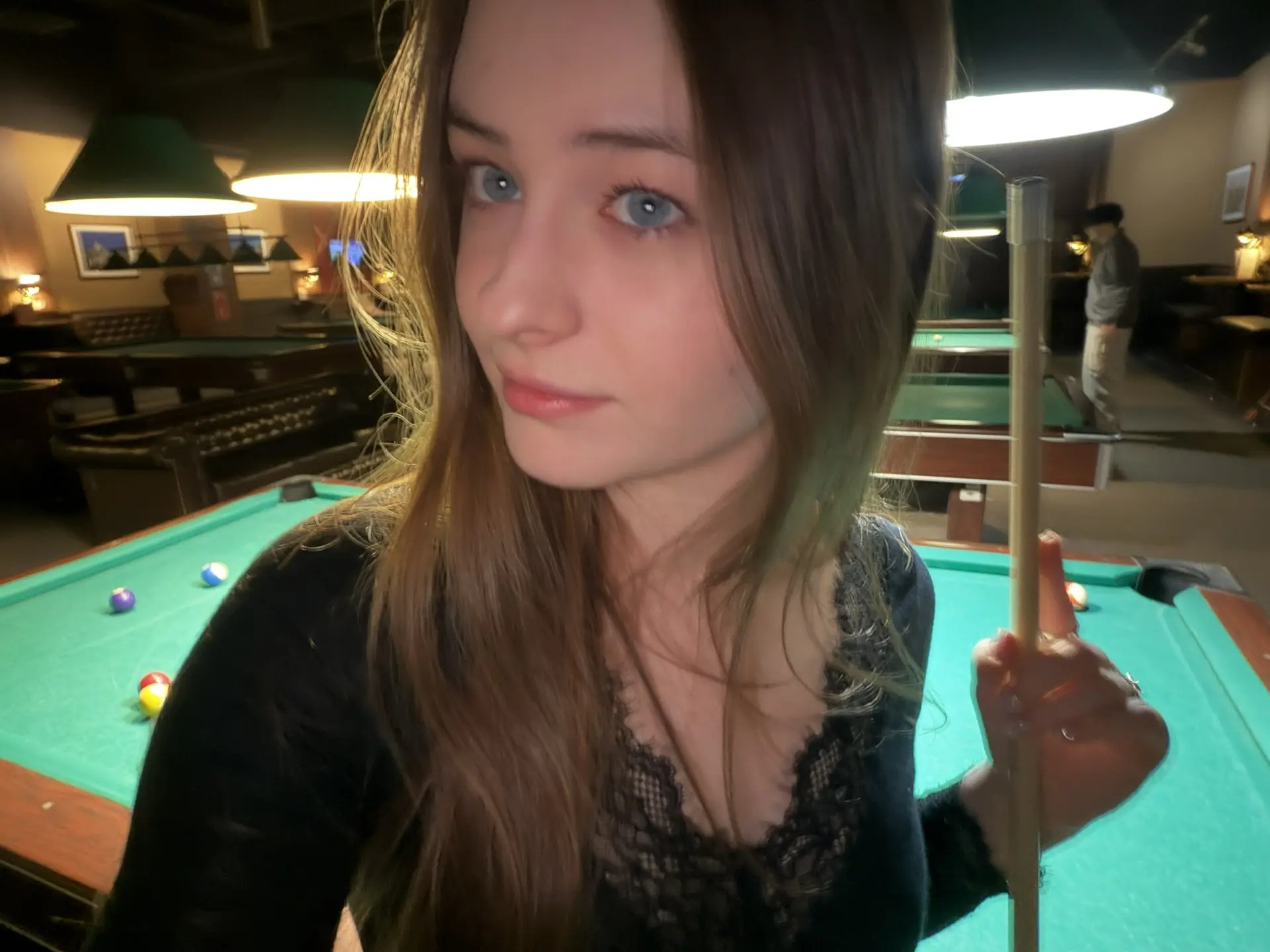 Делают вид, что пришла играть, а не просто пофоткаться ☺️