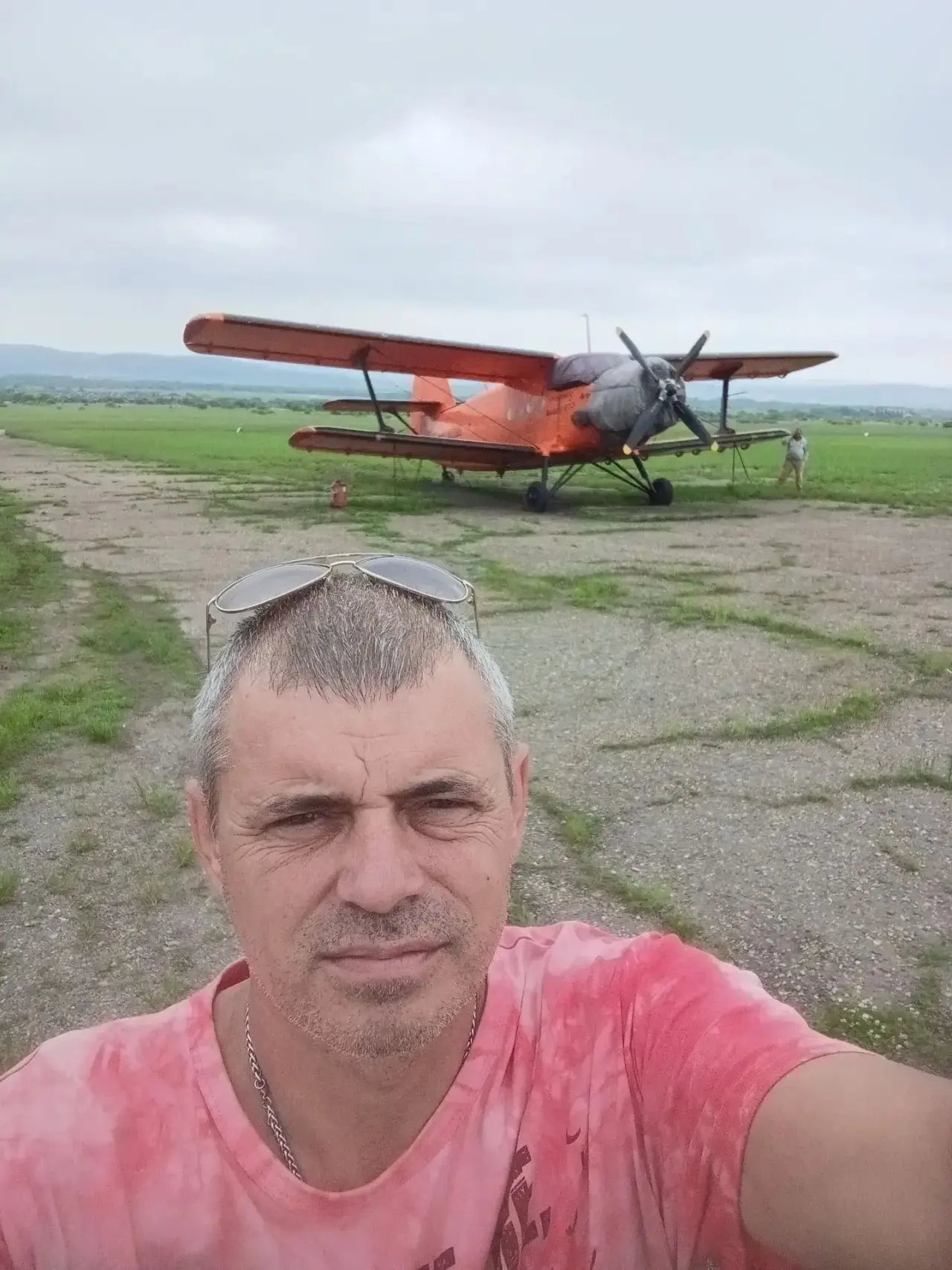 «Парашютист — это человек, который идет в гости к облакам без приглашения»
 - гласит известная в пар