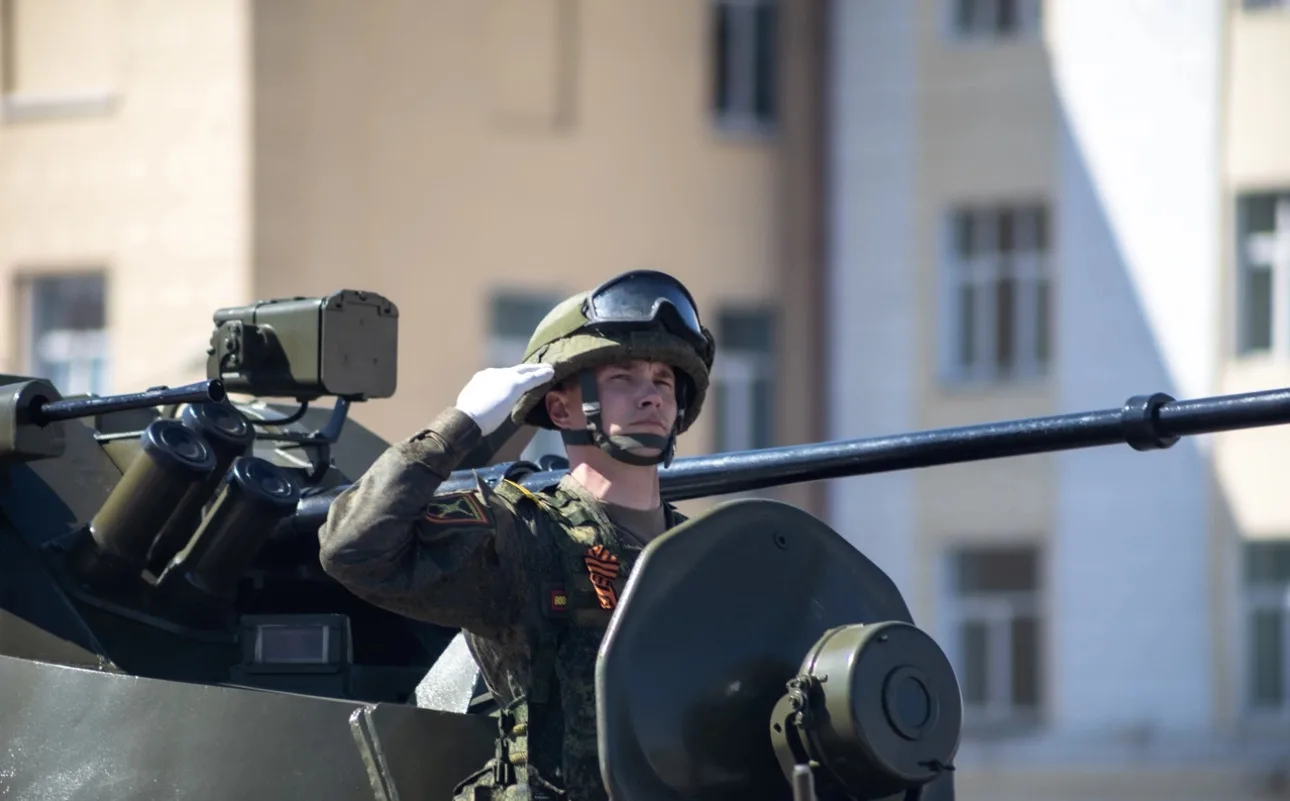 Дорогие друзья, от администрации города и от себя лично от всей души поздравляю вас с Днем защитника