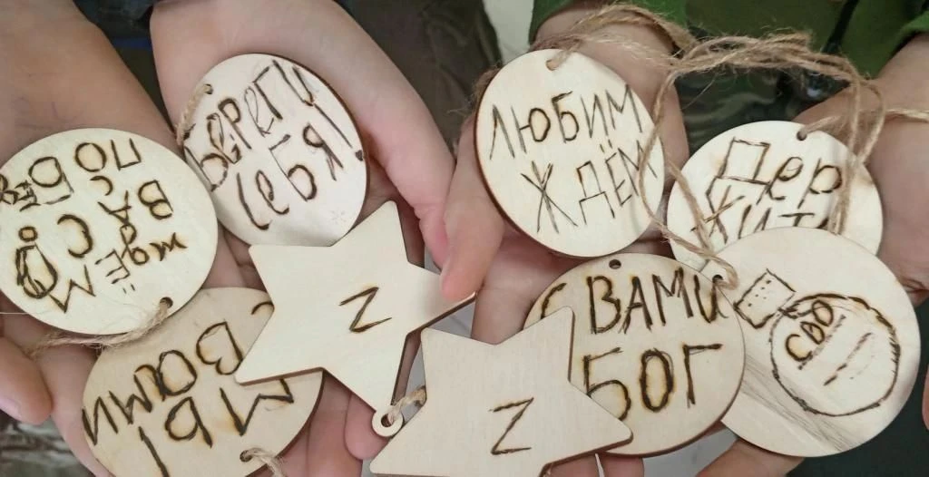 В уютной, наполненной светом мастерской ДК им. Звягина А.М. царила особенная тишина. Сл...
