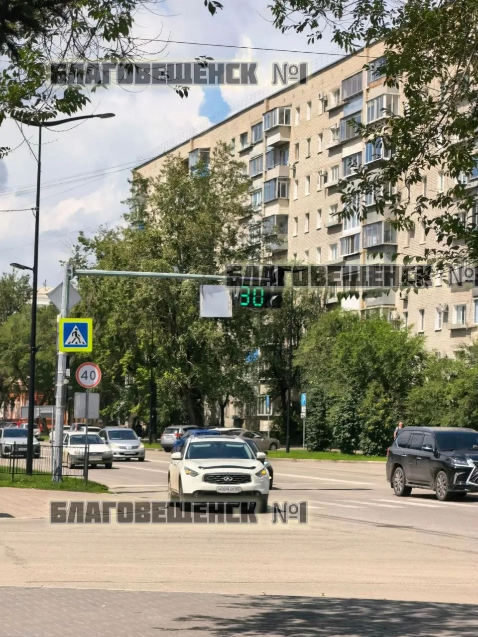 Автохам от подписчика

Припарковался прямо на пешеходном переходе. В зоне пересечения перекрестка. 
