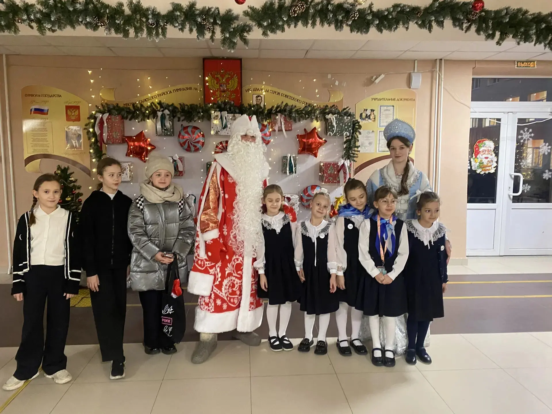 🎉❄️ Утро волшебства в гимназии! 🎅🌟  Сегодня утром в гимназии произошло нечто удивительное! Ученики б