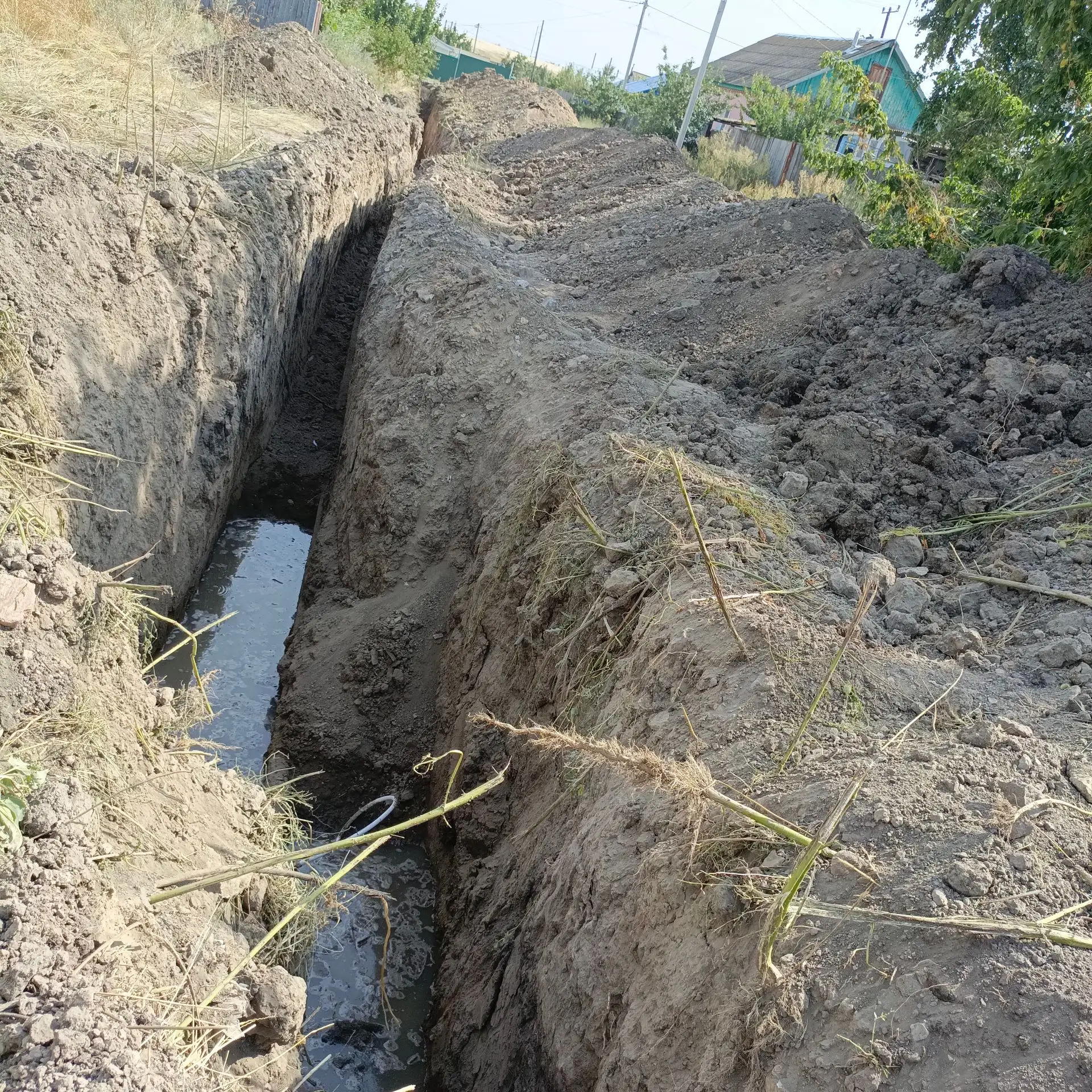 На  улице Колхозной сейчас идут работы — меняют старые водопроводные трубы на новые.