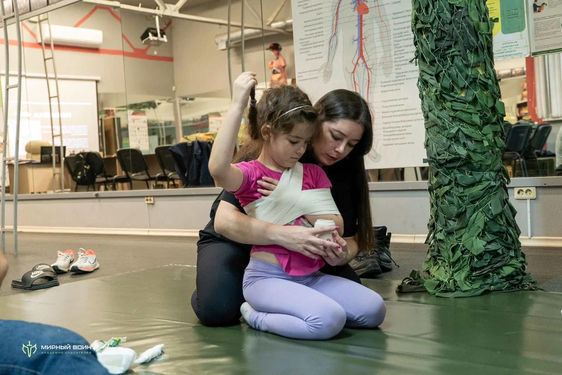 Представьте: в походе товарищ вывихнул плечо, до врачей — несколько часов. Если просто ...