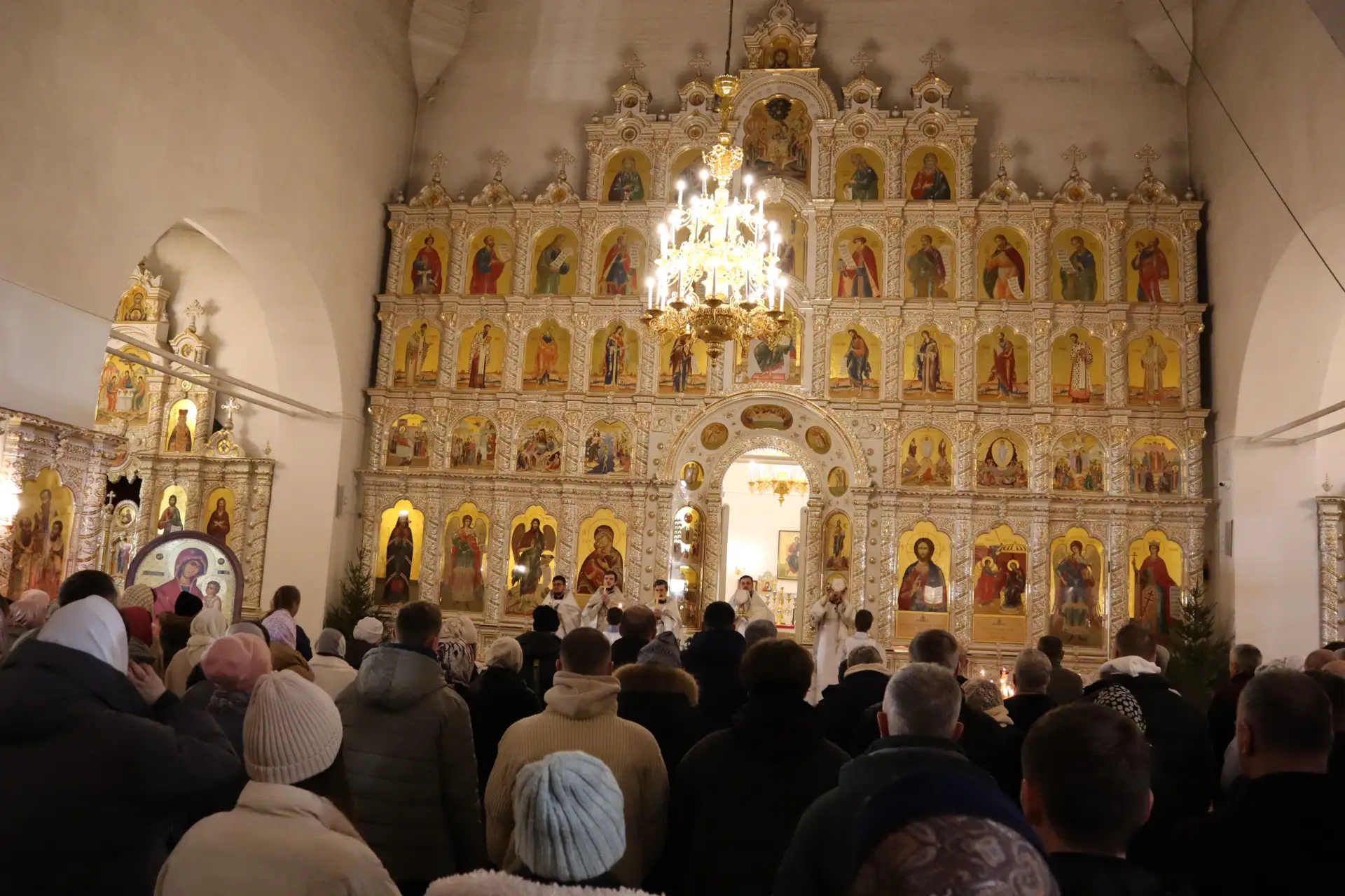 «Пусть в сердцах людей проснется что-то доброе»: в Академическом продолжаются Крещенские купания   С